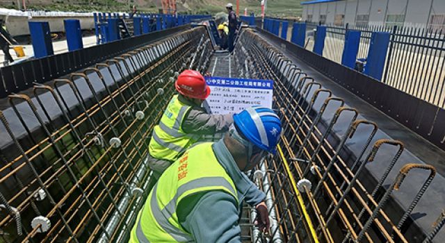 川藏公路G318線提質改造工程戛日松多至左貢縣段（東達山越嶺）、左貢過境段項目首件20m預制箱梁順利預制完成